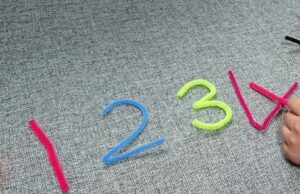 モールで数字の形を作って文字に親しむ家庭学習の様子